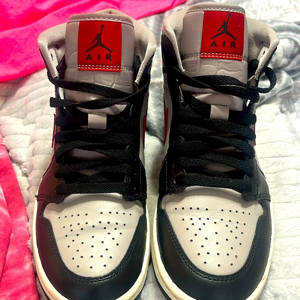 They are a size 7.5 they are Air Jordan 1’s i’ve only wore them once